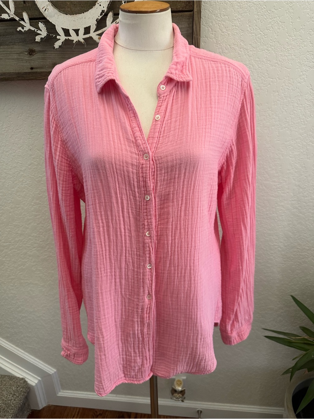 Xirena Women's Lightweight Pink Gauzy Button-Up Shirt size Large